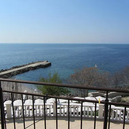 Guest house Ianis Paradise 3*